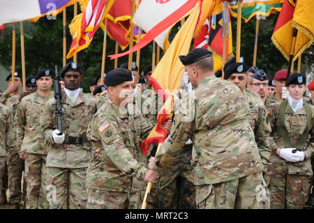 KAISERSLAUTERN, Deutschland - Generalleutnant Ben Hodges, United States Army Europe kommandierender General, übergibt das 21 Theater Sustainment Command Farben Generalmajor Steven A. Shapiro, eingehende Kommandierender General, 30. Juni, bei einem Befehl Zeremonie auf daenner Kaserne statt. Stockfoto