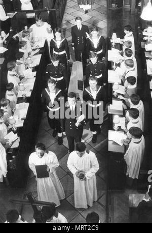 BEERDIGUNG EINES UNBEKANNTEN MATROSEN VON DER MARIA STIEG AUF PORTSMOUTH CATHEDRAL.1984 Stockfoto