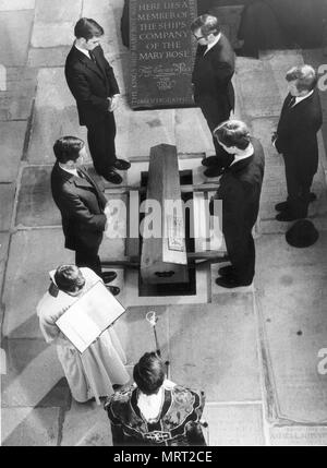 BEERDIGUNG EINES UNBEKANNTEN MATROSEN VON DER MARIA STIEG AUF PORTSMOUTH CATHEDRAL.1984 Stockfoto