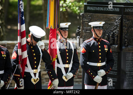 Us-Marines mit Marine Barracks Washington, 8&I feierliche Platoon tragen die Farben bei einer Kranzniederlegung Zeremonie am Jangjin (chosin) Behälter Memorial, die National Museum der Marine Corps, Dreieck, Virginia, 28. Juni 2017. Präsident der Republik Südkorea, Mond Jae-In besucht die Website der Service und die Opfer der Koreanische und amerikanische Service Mitglieder während einer großen Schlacht und eine der größten humanitären Missionen während des Koreakrieges zu ehren. (U.S. Marine Corps Foto von Cpl. Timothy A. Turner) Stockfoto