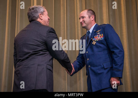 Maxwell AFB, AL-Pensionierter Luftwaffe Major General Gregory A. Feest Auszeichnungen Air Command und Personal Student Maj Ryan Mittelstet der Distinguished Flying Cross mit Valor für seine Heldentaten im Kampf. Die Zeremonie fand während der Versammlung der Adler (GOE) 2017 Am 30. Mai 2017 in Polifka Auditorium. Gen Feest ist einer der Adler für GOE 2017. GOE vereint das Programm Luftfahrt Helden und Pioniere, um ihre Erfahrungen auszutauschen und Anregungen für die Zukunft der Luftfahrt Führer zur Verfügung stellen. Gen Feest war ein Befehl Pilot mit mehr als 5.600 Flugstunden, darunter mehr als 800 Bekämpfung von Stunden während der Op erworben Stockfoto