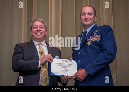 Maxwell AFB, AL-Pensionierter Luftwaffe Major General Gregory A. Feest Auszeichnungen Air Command und Personal Student Maj Ryan Mittelstet der Distinguished Flying Cross mit Valor für seine Heldentaten im Kampf. Die Zeremonie fand während der Versammlung der Adler (GOE) 2017 Am 30. Mai 2017 in Polifka Auditorium. Gen Feest ist einer der Adler für GOE 2017. GOE vereint das Programm Luftfahrt Helden und Pioniere, um ihre Erfahrungen auszutauschen und Anregungen für die Zukunft der Luftfahrt Führer zur Verfügung stellen. Gen Feest war ein Befehl Pilot mit mehr als 5.600 Flugstunden, darunter mehr als 800 Bekämpfung von Stunden während der Op erworben Stockfoto