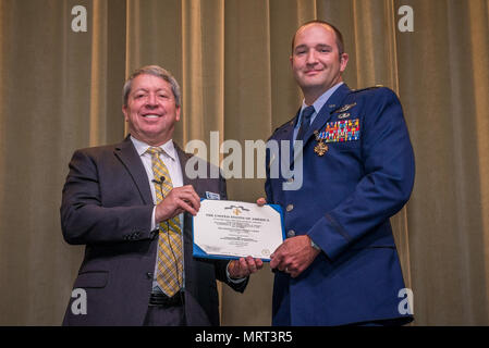 Maxwell AFB, AL-Pensionierter Luftwaffe Major General Gregory A. Feest Auszeichnungen Air Command und Personal Student Maj Ryan Mittelstet der Distinguished Flying Cross mit Valor für seine Heldentaten im Kampf. Die Zeremonie fand während der Versammlung der Adler (GOE) 2017 Am 30. Mai 2017 in Polifka Auditorium. Gen Feest ist einer der Adler für GOE 2017. GOE vereint das Programm Luftfahrt Helden und Pioniere, um ihre Erfahrungen auszutauschen und Anregungen für die Zukunft der Luftfahrt Führer zur Verfügung stellen. Gen Feest war ein Befehl Pilot mit mehr als 5.600 Flugstunden, darunter mehr als 800 Bekämpfung von Stunden während der Op erworben Stockfoto