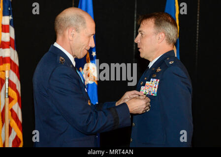 Gen. Mike Holmes, Commander, Air Combat Command, präsentiert pensionierter Luftwaffe Oberstleutnant Gregory Thornton mit der Silver Star Medaille anlässlich einer Feierstunde im Nationalen Museum der United States Air Force in Dayton, Ohio, 30. Juni 2017. Thornton erhielt den Silver Star für seine Aktionen am 6. April 2003 Während die "33", das Rufzeichen für ein Forward air Controller zu Task Force 2nd Battalion, 69th Armor, während der Kampfhandlungen im Irak. Der Silver Star ist der dritthöchste bekämpfen Dekoration für galanterie in Aktion, die sich auf ein Mitglied der Vereinigten Arm Staaten zugesprochen werden kann Stockfoto