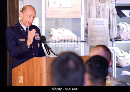 Gen. Mike Holmes, Commander, Air Combat Command, bietet Erläuterungen während der Silver Star Medaille Präsentation für pensionierte Luftwaffe Oberstleutnant Gregory Thornton am nationalen Museum der United States Air Force in Dayton, Ohio, 30. Juni 2017. Thornton erhielt die Metall für seine Aktionen am 6. April 2003 Während die "33", das Rufzeichen für ein Forward air Controller zu Task Force 2nd Battalion, 69th Armor, während der Kampfhandlungen im Irak. Der Silver Star ist der dritte höchste Auszeichnung für Tapferkeit im Militär. (U.S. Air Force Foto von Wesley Farnsworth) Stockfoto