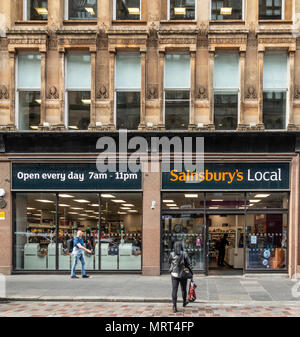 Fassade und offenen Zugang zu lokalen Supermarkt Filiale der Sainsbury in Gordon Street, gegenüber dem Hauptbahnhof von Glasgow, Schottland, Großbritannien Stockfoto