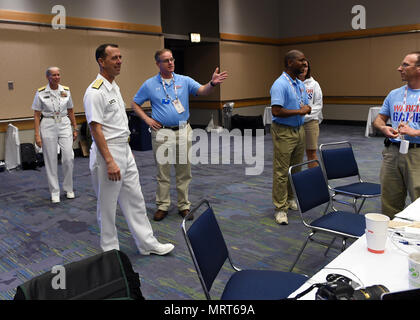 CHICAGO (1. Juli 2017) Leiter der Naval Operations (CNO) Adm. John M. Richardson erhält einen Rundgang durch die Abteilung 2017 der Verteidigung Krieger spiele Joint Information Bureau von Cmdr. Erik Brunnen, Direktor für öffentliche Angelegenheiten für die 2017 DoD Krieger spielen. Der DoD-Krieger Spiele sind eine jährliche Veranstaltung, die Verwundeten, Kranken und Verletzten service Mitglieder und Veteranen im Paralympischen zu konkurrieren - style Sport einschließlich Bogenschießen, Radfahren, Feld, Schießen, Sitzen, Volleyball, Schwimmen, Schiene und Rollstuhl Basketball. (DoD Foto von Mass Communication Specialist Seaman Perla Landa) Stockfoto