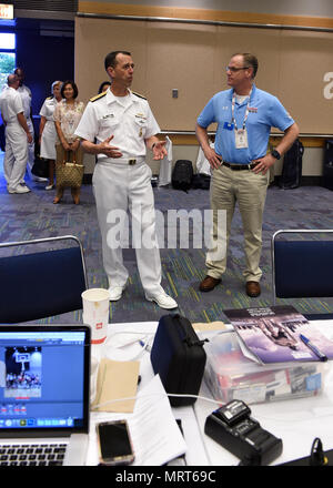 CHICAGO (1. Juli 2017) Leiter der Naval Operations (CNO) Adm. John M. Richardson erhält einen Rundgang durch die Abteilung 2017 der Verteidigung Krieger spiele Joint Information Bureau von Cmdr. Erik Brunnen, Direktor für öffentliche Angelegenheiten für die 2017 DoD Krieger spielen. Der DoD-Krieger Spiele sind eine jährliche Veranstaltung, die Verwundeten, Kranken und Verletzten service Mitglieder und Veteranen im Paralympischen zu konkurrieren - style Sport einschließlich Bogenschießen, Radfahren, Feld, Schießen, Sitzen, Volleyball, Schwimmen, Schiene und Rollstuhl Basketball. (DoD Foto von Mass Communication Specialist Seaman Perla Landa) Stockfoto