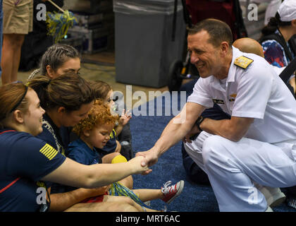 170701-N-LQ 926-385 CHICAGO (1. Juli 2017) Leiter der Marineoperationen, Adm. John Richardson Besuche einer militärischen Familie während eines Basketball Spiel am 2017 Krieger Spiele am McCormick Place in Chicago. Team Navy besteht aus Sportlern aus Navy verwundeten Krieger - Safe Harbor, einzige Organisation der Marine, die für die Koordination der nicht-medizinischen Versorgung schwer Verwundete, Kranke und Verletzte Segler und Küstenwache Mitglieder, Bereitstellung von Ressourcen und Unterstützung ihrer Familien. (U.S. Marine Foto von Mass Communication Specialist 2. Klasse Alex Van't Leven/Freigegeben) Stockfoto