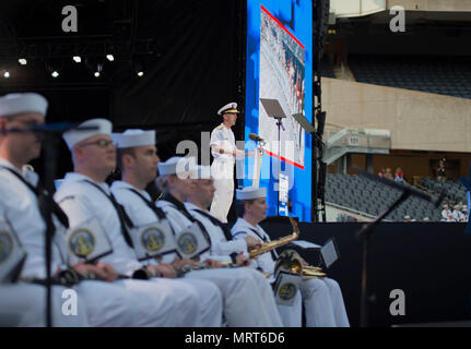 CHICAGO (Juli 01,2017) - Leiter der Marineoperationen Adm. John M. Richardson Adressen das Publikum bei der Eröffnung der Abteilung 2017 der Verteidigung Krieger spielen. Der DoD-Krieger Spiele sind eine jährliche Veranstaltung, die Verwundeten, Kranken und Verletzten service Mitglieder und Veteranen im Paralympischen zu konkurrieren - style Sport einschließlich Bogenschießen, Radfahren, Feld, Schießen, Sitzen, Volleyball, Schwimmen, Schiene und Rollstuhl Basketball. (DoD Foto von Mass Communication Specialist 2. Klasse Natalia E. Briggs) Stockfoto