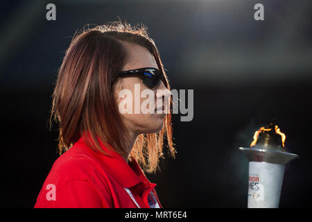 Marine Corps veteran Sarah Seitenruder trägt die Abteilung 2017 der Verteidigung Krieger spiele Taschenlampe in Soldier Field in Chicago Juli 1, 2017. Der DoD-Krieger Spiele sind eine jährliche Veranstaltung, die Verwundeten, Kranken und Verletzten service Mitglieder und Veteranen im paralympischen Sport zu konkurrieren - Stil. (DoD Foto von EJ Hersom) Stockfoto