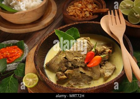 Gulai Kambing. Traditionellen javanischen Hammel Suppe Curry. Stockfoto