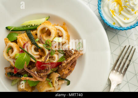 Gebratene Tintenfische Tentakel Calamari mit Chili und Minze Stockfoto