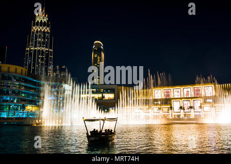 Dubai, Vereinigte Arabische Emirate - Februar 5, 2018: Dubai Fountain Show am Abend, jeden Tag viele Touristen anzieht. Die Dubai Fountain ist der weltweit Stockfoto