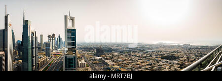 Dubai, Vereinigte Arabische Emirate - April 3, 2018: Blick auf Downtown Dubai von einer Dachterrasse bei Sonnenuntergang, moderne Architektur von UAE Stockfoto