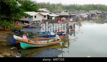 NARATHIWAT, THAILAND – MÄRZ 2016: Fischerdörfer über den Fluss Stockfoto