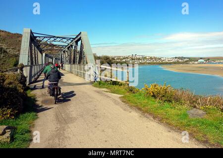 Kamel Estuary, Cornwall, Großbritannien - 11 April 2018: Radfahrer auf der stillgelegten Eisen bahn Brücke auf der Camel Trail in Cornwall. Stockfoto