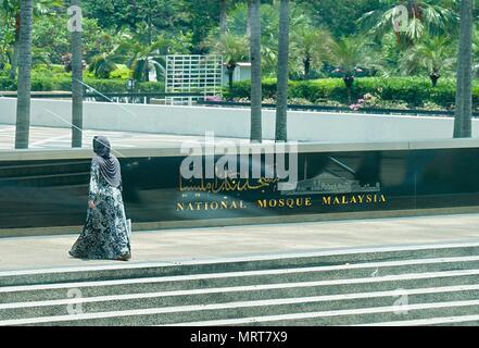 Kuala Lumpur, Malaysia - März 2016: Die Nationalmoschee Malaysia direkt am Straßenrand in Kuala Lumpur bietet Platz für 15,000 Personen. Stockfoto