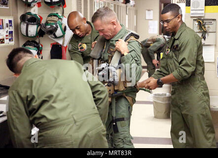 Generalleutnant Jon Davis bereitet sich auf einen Flug mit Marine Attack Training Squadron 203 im Marine Corps Air Station Cherry Point, North Carolina, 30. Juni 2017. Davis war von Juli 2010 bis Mai 2012 den kommandierenden General der 2. Marine Aircraft Wing. Davis ist der stellvertretende Kommandant für die Luftfahrt. VMAT-203 ist Marine Aircraft Gruppe 14, 2. Marine Aircraft Wing zugeordnet. (Foto: U.S. Marine Corps Lance Cpl. Justin Roux / veröffentlicht) Stockfoto