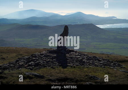 Eine heidnische Standing Stone und die Ansicht von Blick nach Westen über den Atlantik von den Mount Brandon. Stockfoto