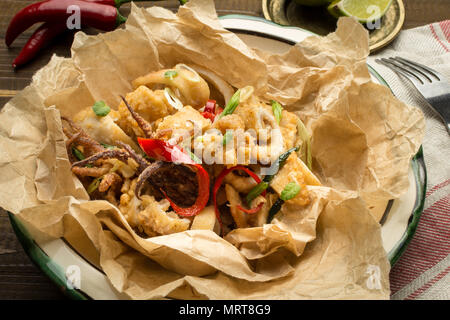 Gebratene Tintenfische mit Chili und Minze Stockfoto