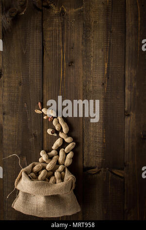 Landhausstil Erdnüsse in Schalen auf hölzernen Hintergrund mit Kopie Raum Stockfoto