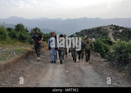 Major General Abdul Wasea Milad, (ganz rechts) Kommandant von ANA 203. "Thunder" Corps und Generalmajor Asadullah Shirzad (links von der Mitte, ohne Hut) Kommandant der ANP 303rd Hauptquartier Polizeizone prüft Vorgänge 21. Mai in dund-e-Patan Bezirk Südosten Afghanistans während des Betriebs zu sicheren Routen durch die Spin Ghar "Weißen Berg" reichen. (Afghanistan National Army Foto bereitgestellt von 203. Polizei Zone PAO.) Stockfoto