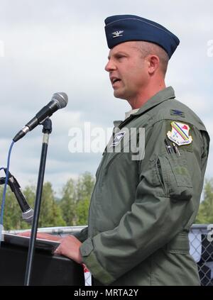 Eielson Air Force Base Oberst Todd Robbins, 354. Kämpfer-Flügel stellvertretender Kommandant, dank die Community für ihre Unterstützung der Bereich Service-Mitglieder 4 Juli vom Deck des historischen S.S. Nenana Raddampfer Steamboat 4. Juli Independence Day-Jahresfeier im Pionierpark in Fairbanks, Alaska. (Foto von Mary M. Rall/U.S. Armee Alaska Public Affairs) Stockfoto