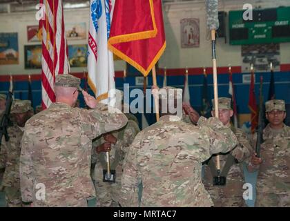 Oberst Stephen M. Bousquet, Kommandeur der 369th Sustainment Brigade von der New York Army National Guard und Command Sergeant Major Anthony Mclean, eingetragenen Berater von der 369th begrüssen die Farben während einer Übertragung von Autorität Zeremonie im Camp Arifjan, Kuwait, 26. Juni 2017. 369th SB aufgegeben Befehl Sustainment Operationen der 371. Sustainment Brigade aus Ohio National Guard. (Foto: US-Armee Sgt. Jeremy Bratt) Stockfoto