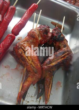 Chicken Wings Grill, Spieß und Hotdogs in einem Metall Baum anzeigen. Eine sehr populäre Street Food auf den Philippinen Stockfoto