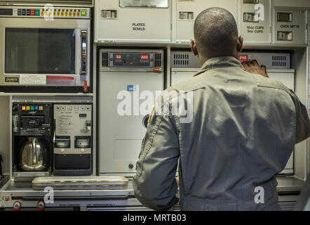 Tech. Sgt. Anthony Montgomery, 201St Airlift Squadron Flight Attendant, bereitet die Flug Küche vor einer Mission Readiness Luftbrücke am Joint Base Andrews, Md., 31. März 2017. Die 201St als und ihre drei C-40 Scherer sind mit Kongress Transporte und Mission Readiness Luftbrücken durch das Büro des Verteidigungsministers und stellvertretender Generalstabschef der Luftwaffe beauftragt. (U.S. Air Force Foto von älteren Flieger Jordyn Fessel) Stockfoto