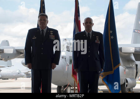 Eine Förderung Zeremonie für Oberst Kenneth Kmetz, die 179Th Maintenance Group Commander an der 179th Airlift Wing, Mansfield, Ohio, wurde am 18. Juni 2017 statt. (Air National Guard Foto von Airman 1st Class Megan Shepherd/Freigegeben) Stockfoto