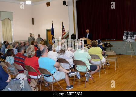 Pensionierte Oberst John Maietta, ein Veteran der Pennsylvania National Guard und der Erste Weltkrieg Historiker Adressen die Masse an der historischen Gobin Schutz-waffenkammer in Carlisle, Pa 26. Juni 2017. Die Gemeinschaft gedacht eine Einheit mit Eingang der Pennsylvania National Guard in den Ersten Weltkrieg mit einer Plakette außerhalb des Gebäudes. (U.S. Army National Guard Foto von Maj. Angela King-Sweigart) Stockfoto