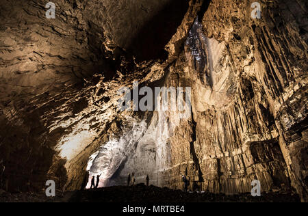 Potholers erkunden klaffende Gill, die größte Höhle in Großbritannien, in Yorkshire Dales National Park, wie es der Öffentlichkeit dieses Wochenende geöffnet. Stockfoto