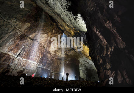 Potholers erkunden klaffende Gill, die größte Höhle in Großbritannien, in Yorkshire Dales National Park, wie es der Öffentlichkeit dieses Wochenende geöffnet. Stockfoto