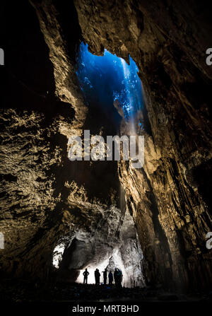 Potholers erkunden klaffende Gill, die größte Höhle in Großbritannien, in Yorkshire Dales National Park, wie es der Öffentlichkeit dieses Wochenende geöffnet. Stockfoto