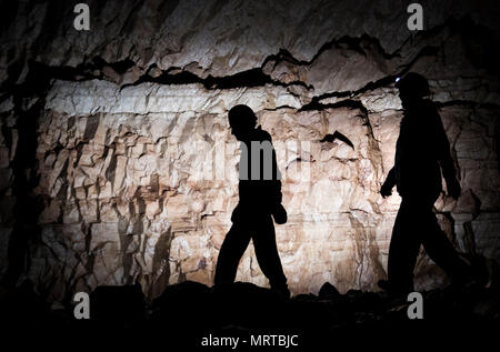 Potholers erkunden klaffende Gill, die größte Höhle in Großbritannien, in Yorkshire Dales National Park, wie es der Öffentlichkeit dieses Wochenende geöffnet. Stockfoto