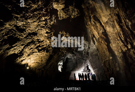 Potholers erkunden klaffende Gill, die größte Höhle in Großbritannien, in Yorkshire Dales National Park, wie es der Öffentlichkeit dieses Wochenende geöffnet. Stockfoto