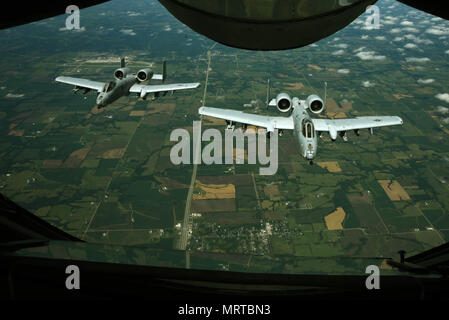 Zwei A-10 Thunderbolt IIs zu Whiteman Air Force Base, Calif., fliegen in Formation nach einem KC-135 Stratotanker zu McConnell Air Force Base, Kan., 30. Juni 2017 über Missouri zugeordnet betankt werden soll, zugewiesen. Die A-10 ist für Close Air Support der Bodentruppen ausgelegt. (U.S. Air Force Foto/Airman 1st Class Alan Ricker) Stockfoto