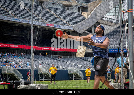 170705-N-FA 913-246 CHICAGO (5. Juli 2017) Petty Officer 2nd class Mario Ingram von Team Navy konkurriert in den ständigen discus Ereignis in der Abteilung 2017 der Verteidigung Krieger spielen. Der DoD-Krieger Spiele sind eine jährliche Veranstaltung, die Verwundeten, Kranken und Verletzten service Mitglieder und Veteranen im Paralympischen zu konkurrieren - style Sport einschließlich Bogenschießen, Radfahren, Feld, Schießen, Sitzen, Volleyball, Schwimmen, Schiene und Rollstuhl Basketball. (DoD Foto von Mass Communication Specialist 2. Klasse Anthony Presley/Freigegeben) Stockfoto