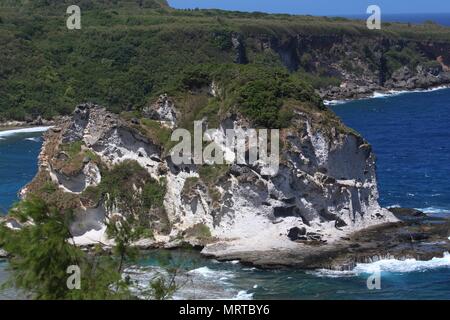 Eine Nahaufnahme von Bird Island, einer der wichtigsten touristischen Attraktionen in Saipan, Nördliche Marianen zeigt seine Rillen und Ritzen. Stockfoto