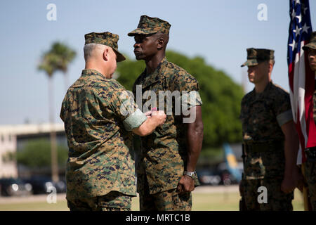 Us Marine Corps Sgt. Maj. Delvin R. Smythe, der Marine Corps Air Station (WAB) Yuma, Ariz., Sergeant Major, erhält Auszeichnungen von Col. Ricardo Martinez, der scheidende Kommandeur der WAB Yuma und Master Gunnery Sgt. Arthur Parra, der amtierende Sergeant Major der WAB Yuma, während der Sgt. Maj. Der smythe Ruhestand Festakt, 30. Juni 2017. (U.S. Marine Corps Foto von Lance Cpl. Joel Soriano) Stockfoto