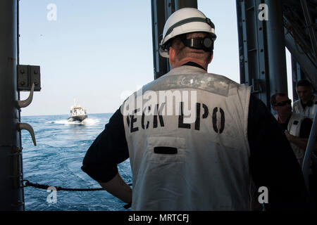 170701-N-RZ 514-025 MITTELMEER (6. Juni 2017) Segler bereiten einen israelischen Hafen Pilot an Bord der Flugzeugträger USS George H.W. begrüßen zu dürfen Bush (CVN 77) zur Führung des Schiffes zu verankern. Das Schiff und seine Carrier strike Group sind die Durchführung von naval Operations in den USA 6 Flotte Bereich der Maßnahmen zur Unterstützung der US-amerikanischen nationalen Sicherheitsinteressen in Europa und Afrika. (U.S. Marine Foto von Mass Communication Specialist Seaman Jennifer M. Kirkman/Freigegeben) Stockfoto