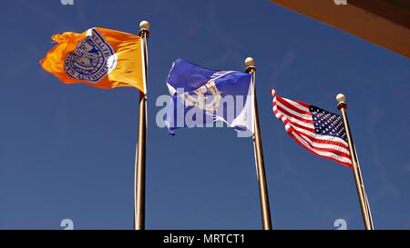 Flagge der Vereinigten Staaten von Amerika, Commonwealth der Nördlichen Marianen und die Flagge der CNMI Commonwealth Port Authority. Stockfoto