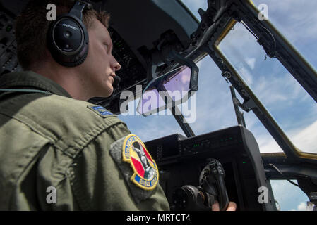 Ein Pilot der 36th Airlift Squadron zugeordnet fliegt Yokota Air Base erste C-130J Super Hercules operative Mission, 30. Juni 2017, in der Nähe von Manila, Philippinen. Die Mission gab dem Piloten die Möglichkeit, die Fähigkeiten des Flugzeugs zu präsentieren, während Fracht transportieren. (U.S. Air Force Foto von Airman 1st Class Juan Torres) Stockfoto