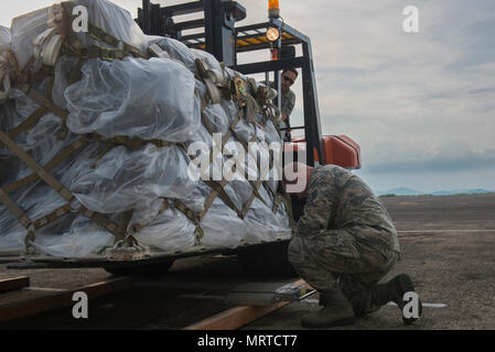 Von links, Tech. Sgt. Phillip Eyer, 374 Logistik und Bereitschaft Squadron gemeinsame Inspector und Staff Sgt. Brandon Inhat, 374 LRS Flug bekämpfen Mobilität arbeiten Techniker, prüfen ein cargo Palette während der ersten C-130 Yokota Air Base J Super Hercules operative Mission, 30. Juni 2017, in Manila, Philippinen. Die Mission hervorgehoben Yokota's C-130J erhöhte Lufttransportkapazitäten. (U.S. Air Force Foto von Airman 1st Class Juan Torres) Stockfoto