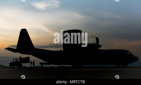 Flieger zum 374. Airlift Wing an Yokota Air Base, Japan, laden Ladung zugeordnet auf eine C-130J Super Hercules während Yokota, die erste C-130J betriebliche Mission, 30. Juni 2017, in Manila, Philippinen. Die Mission hervorgehoben Yokota's C-130J erhöhte Lufttransportkapazitäten. (U.S. Air Force Foto von Airman 1st Class Juan Torres) Stockfoto