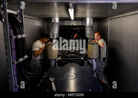 Staff Sgt. Justin Tayamen und Staff Sgt. Bryce Skawski, Bauingenieur 786th Squadron elektrische Leistung Produktion Handwerker, diskutieren, Pläne für einen Generator vorbeugende Wartung Inspektion auf der Air Base Ramstein, Deutschland, 27. Juni 2017. Die Ausrüstung des Generator System bietet automatische, elektrische Leistung für die meisten kritischen Einrichtungen Ramstein ist. (U.S. Air Force Foto von Airman 1st Class Savannah L. Gewässer) Stockfoto