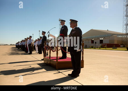 Oberst Carlos Ysasi, Links, der scheidende spanische base Commander, und Oberst Carlos Perez Martinez, den entgegenkommenden Spanisch base Commander, beide stehen an Aufmerksamkeit während der spanischen Ändern des Befehls Zeremonie in Morón, Spanien, 3. Juli 2017. Special Purpose Marine Air-Ground Task Force-Crisis Response-Africa bereitgestellt begrenzte Reaktion auf Krisen und Theater Security Operations in Europa und Nordafrika zu führen. (U.S. Marine Corps Foto von SSgt. Kenneth K. Traber jr.) Stockfoto