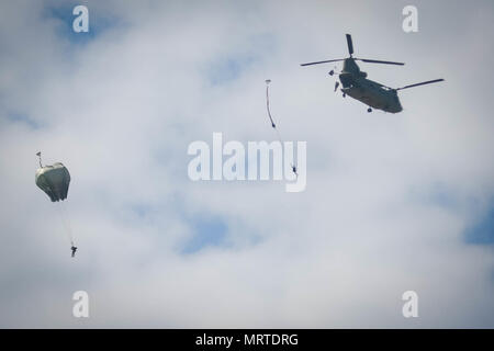 Mehrere Soldaten mit 2Nd Battalion, 505Th Parachute Regiment, 3. Brigade Combat Team Sprung von einem CH-47 Chinook Hubschrauber 3. Allgemeine Unterstützung Aviation Battalion, 82Nd airborne Combat Aviation Brigade während Operationen auf Sizilien Drop Zone in Fort Bragg, N.C., Juli 6, 2017. (U.S. Armee Foto von Sgt. Steven Galimore) Stockfoto